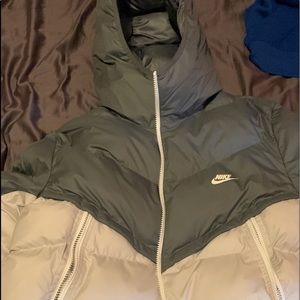 Nike puffer jacket size men’s medium, to big for me so trying to sell